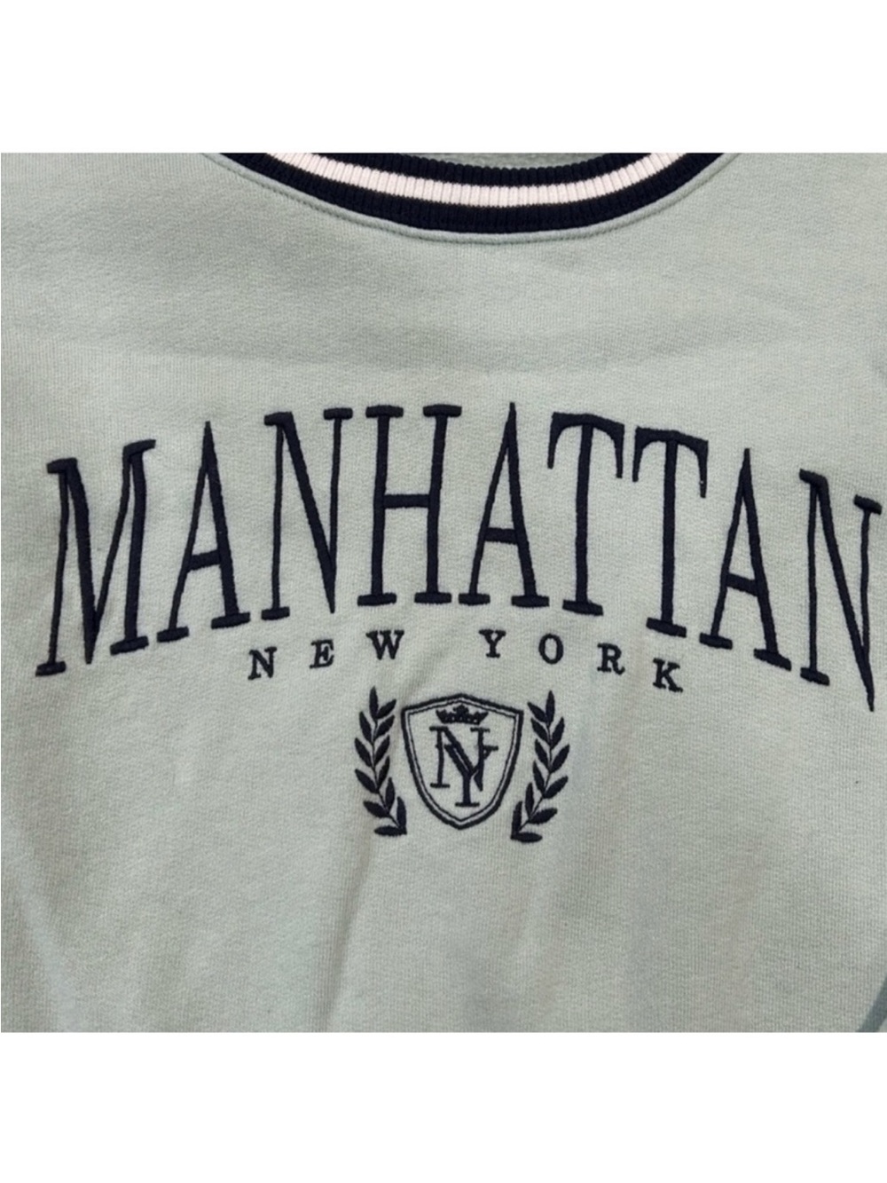 Hollister Manhattan Crewneck Sweatshirt - Picture 2 of 3